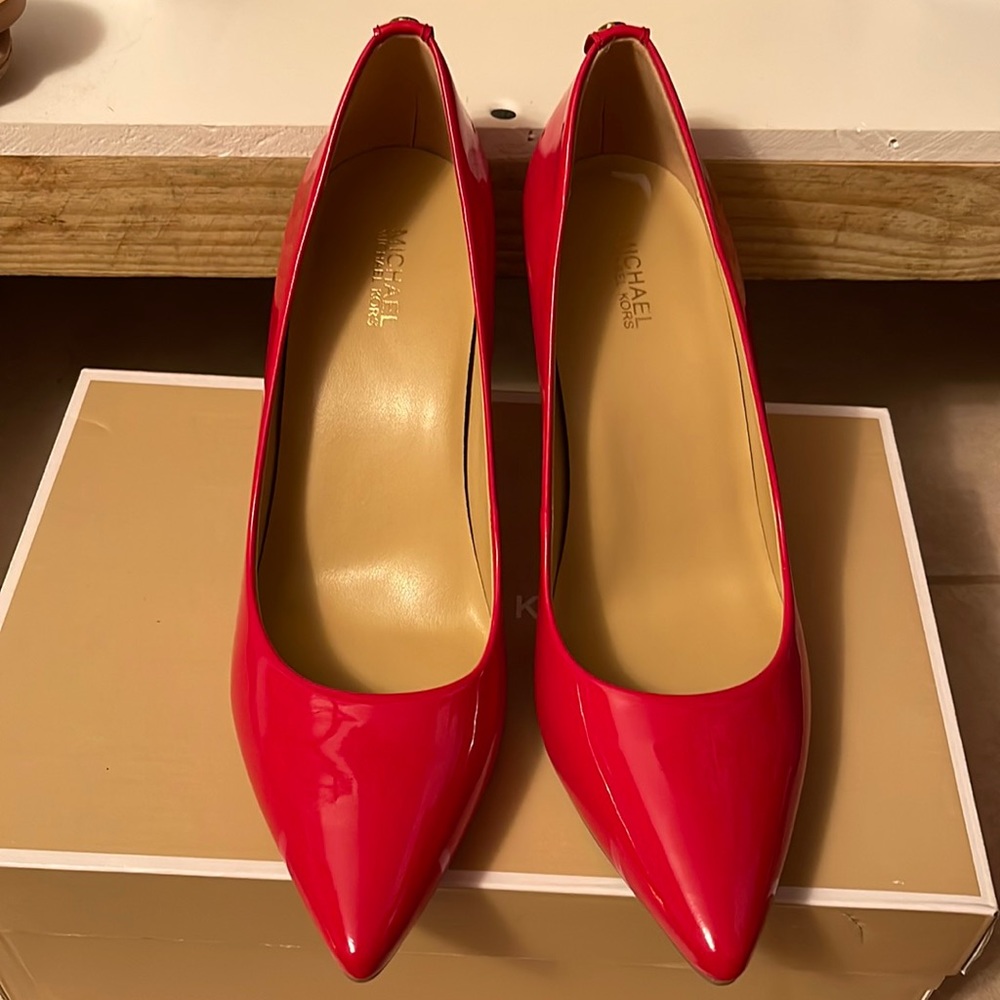 Michael Kors Mid pump never use